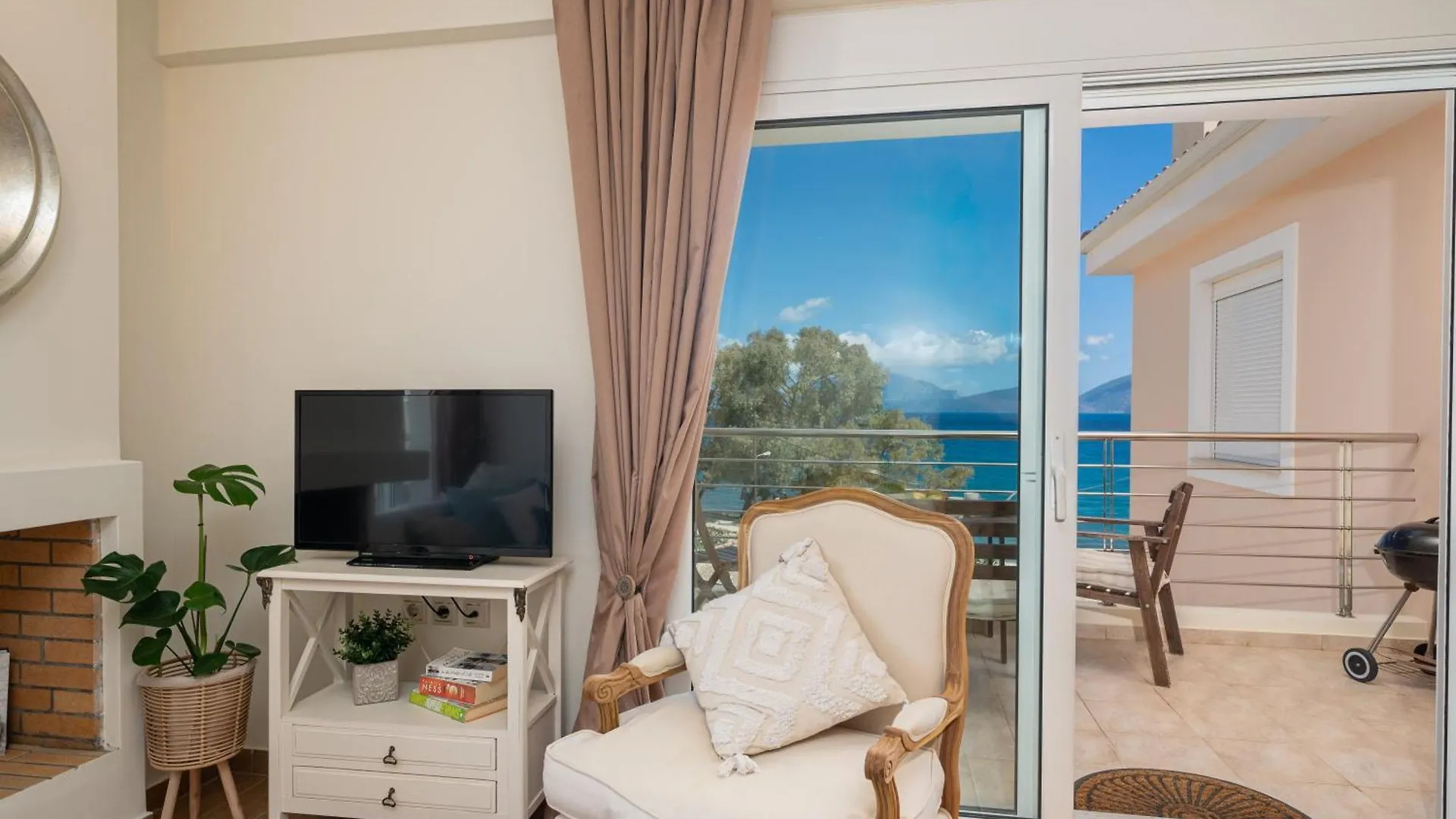 Arya Seaside Apartment Karavomylos