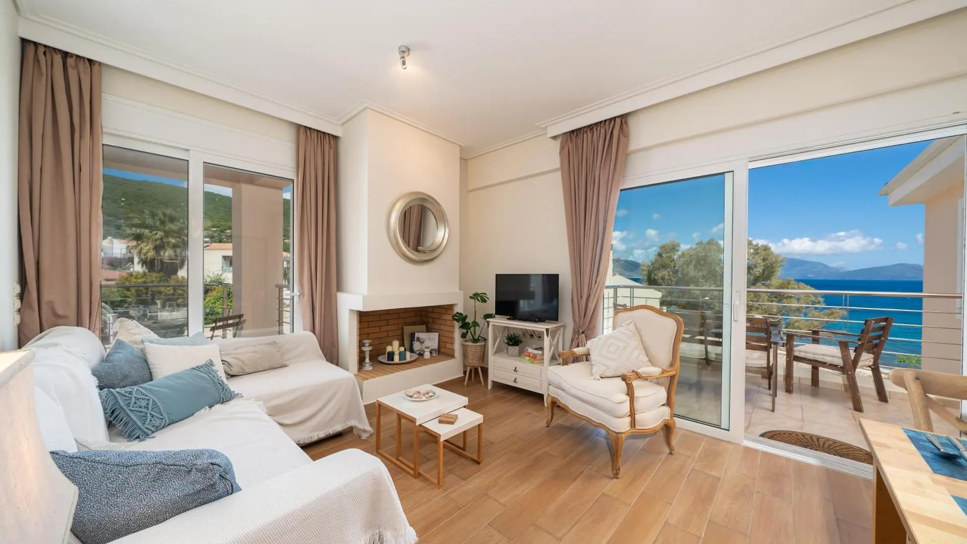 Arya Seaside Apartment Karavomylos